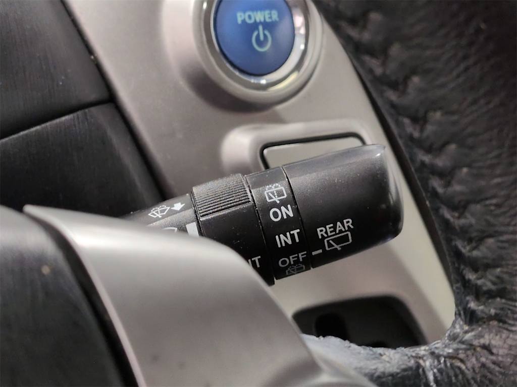 Thumbnail: 2017 Toyota Prius v - 16
