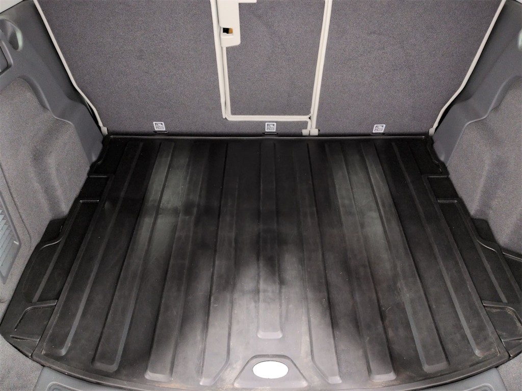 Thumbnail: 2018 Land Rover Discovery Sport - 18