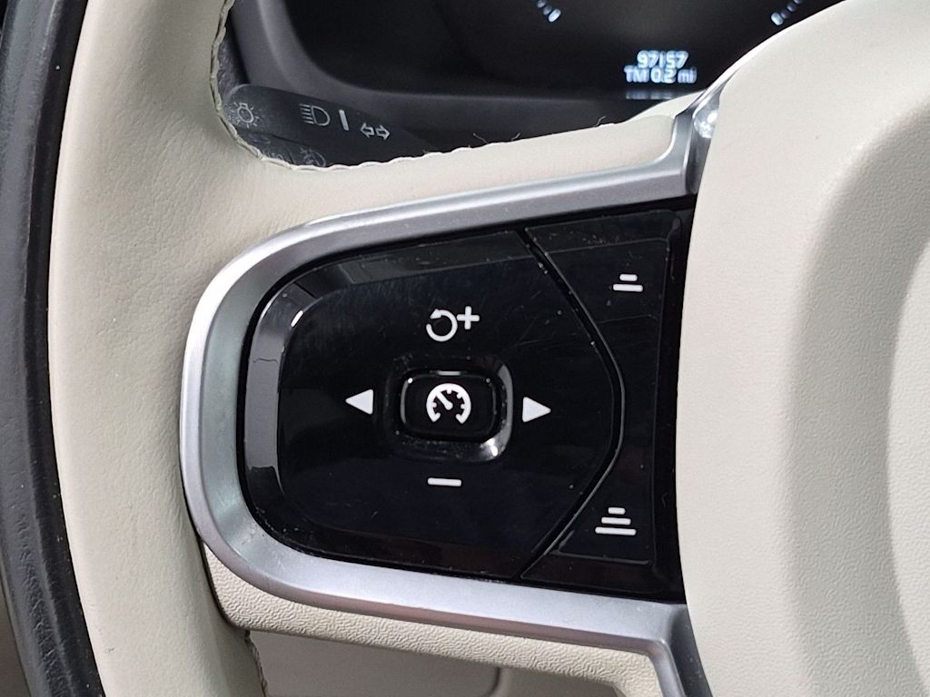 Thumbnail: 2020 Volvo XC90 - 32