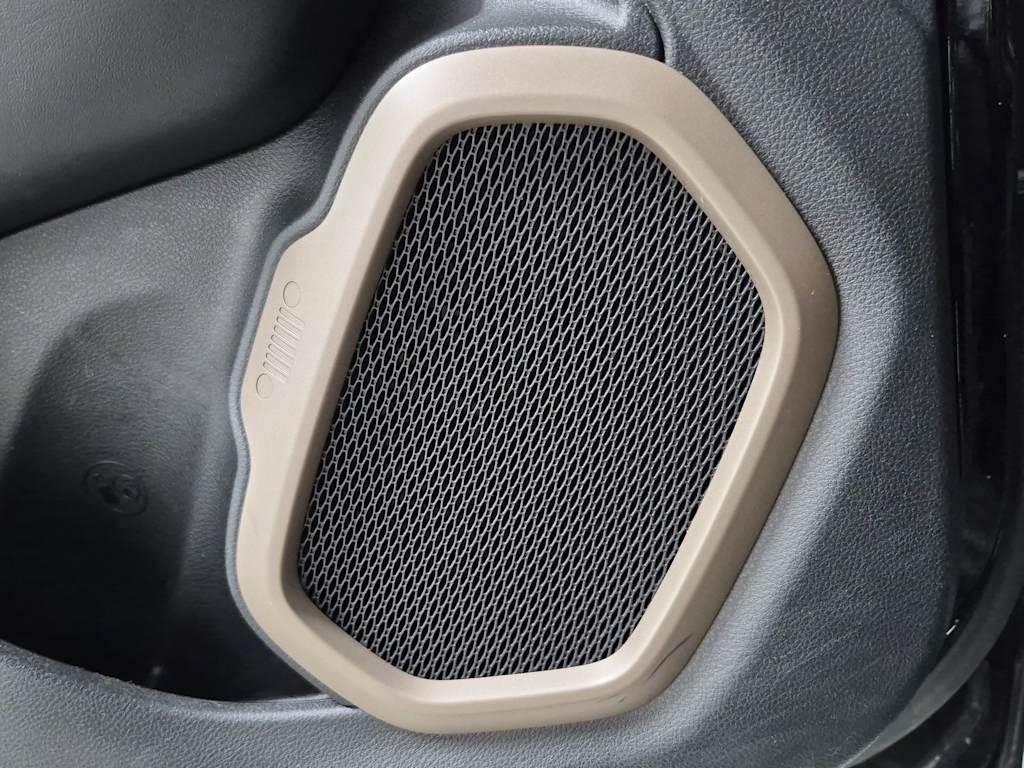 Thumbnail: 2015 Jeep Renegade - 33