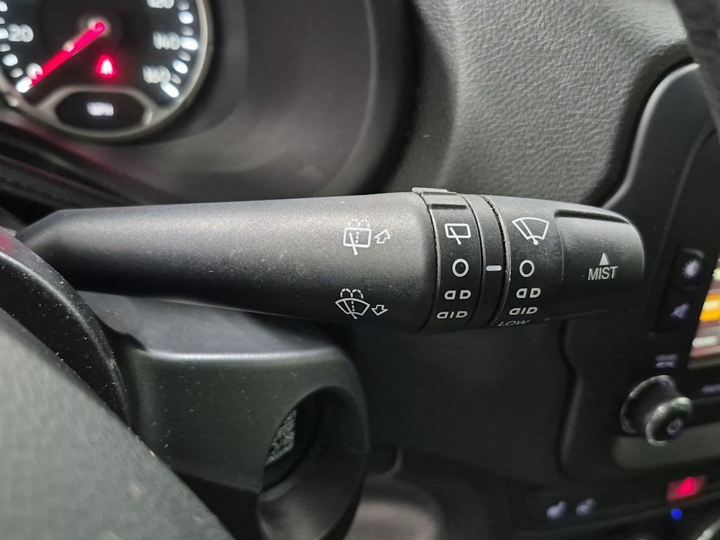 Thumbnail: 2015 Jeep Renegade - 31