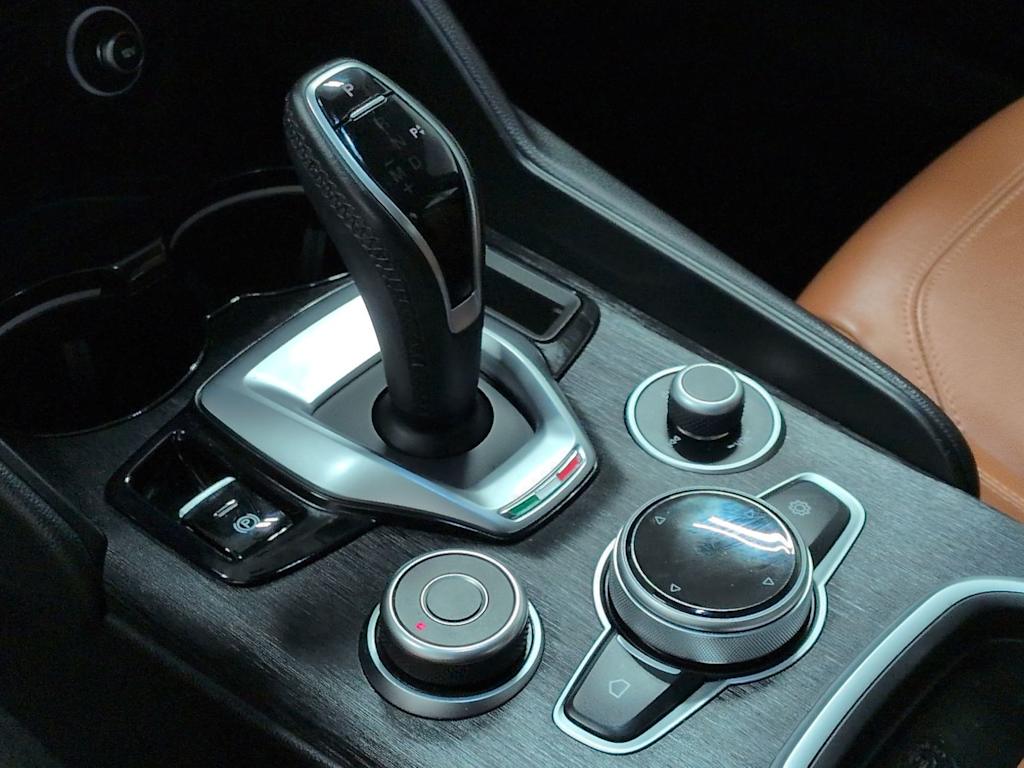 Thumbnail: 2021 Alfa Romeo Giulia - 15