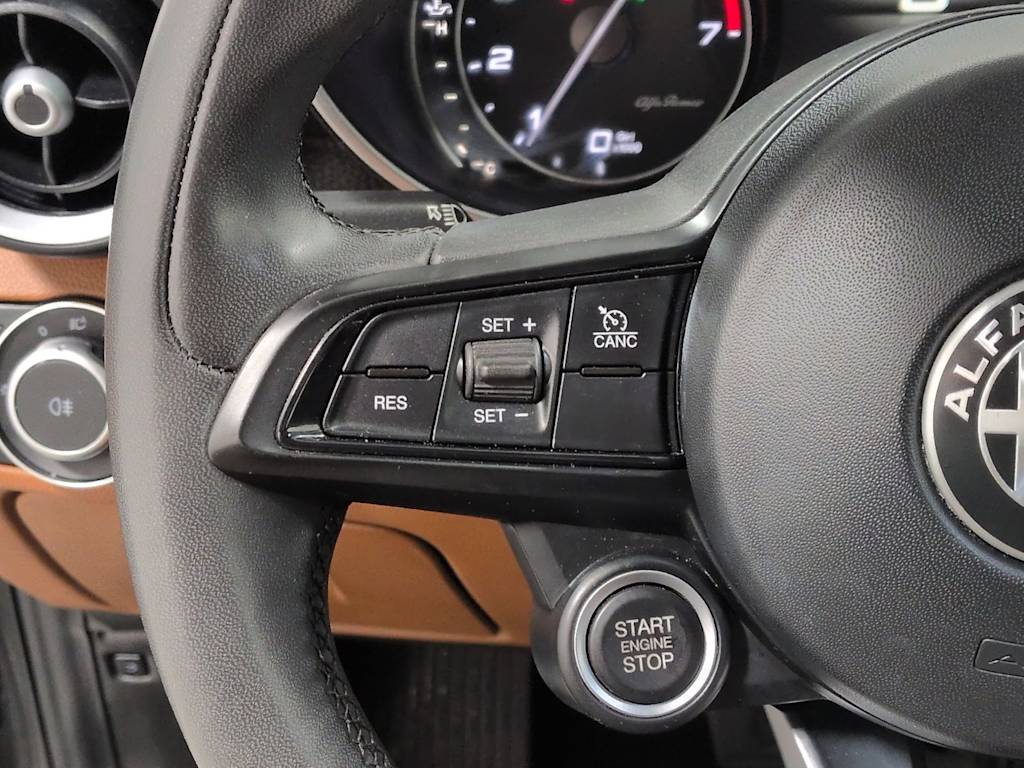 Thumbnail: 2021 Alfa Romeo Giulia - 31