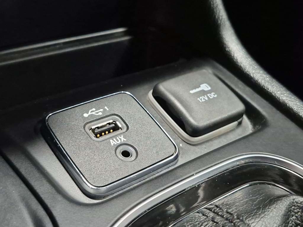 Thumbnail: 2019 Jeep Cherokee - 34