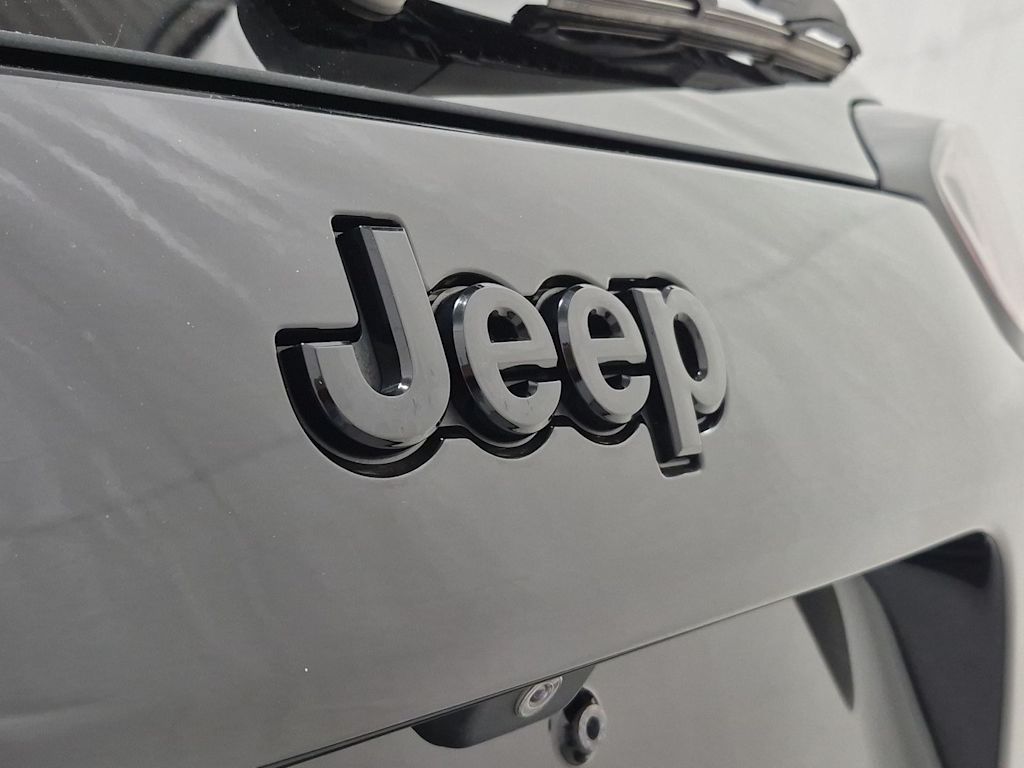 Thumbnail: 2019 Jeep Cherokee - 7