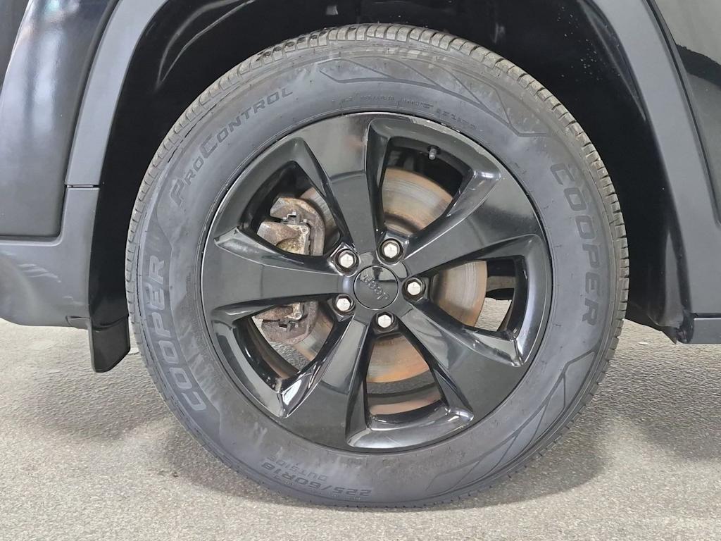 Thumbnail: 2019 Jeep Cherokee - 8