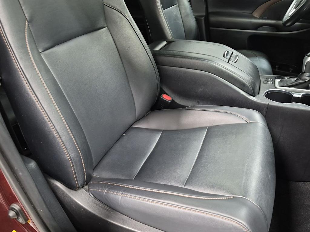 Thumbnail: 2015 Toyota Highlander - 30