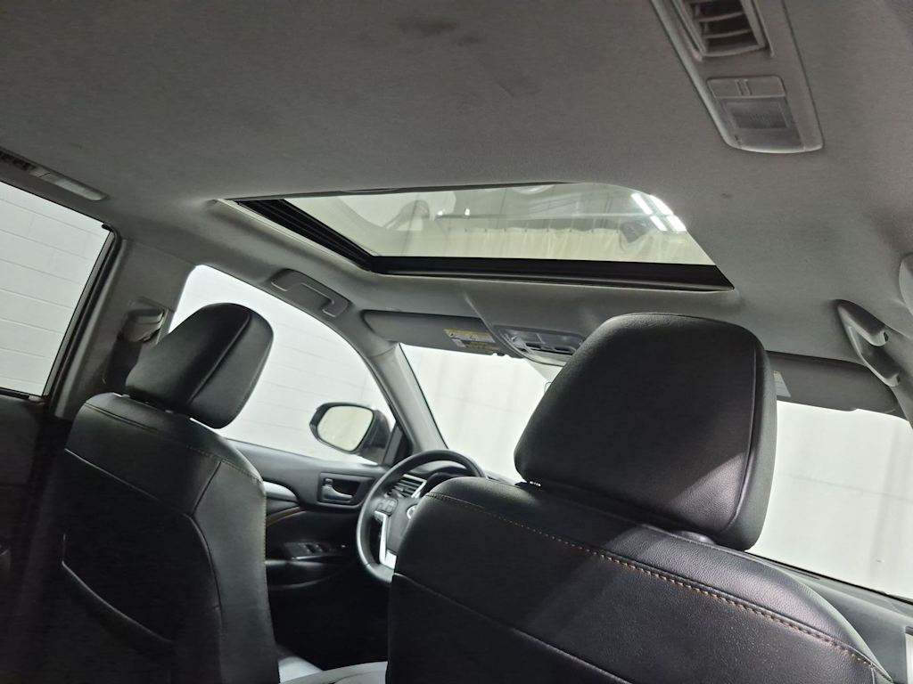 Thumbnail: 2015 Toyota Highlander - 29