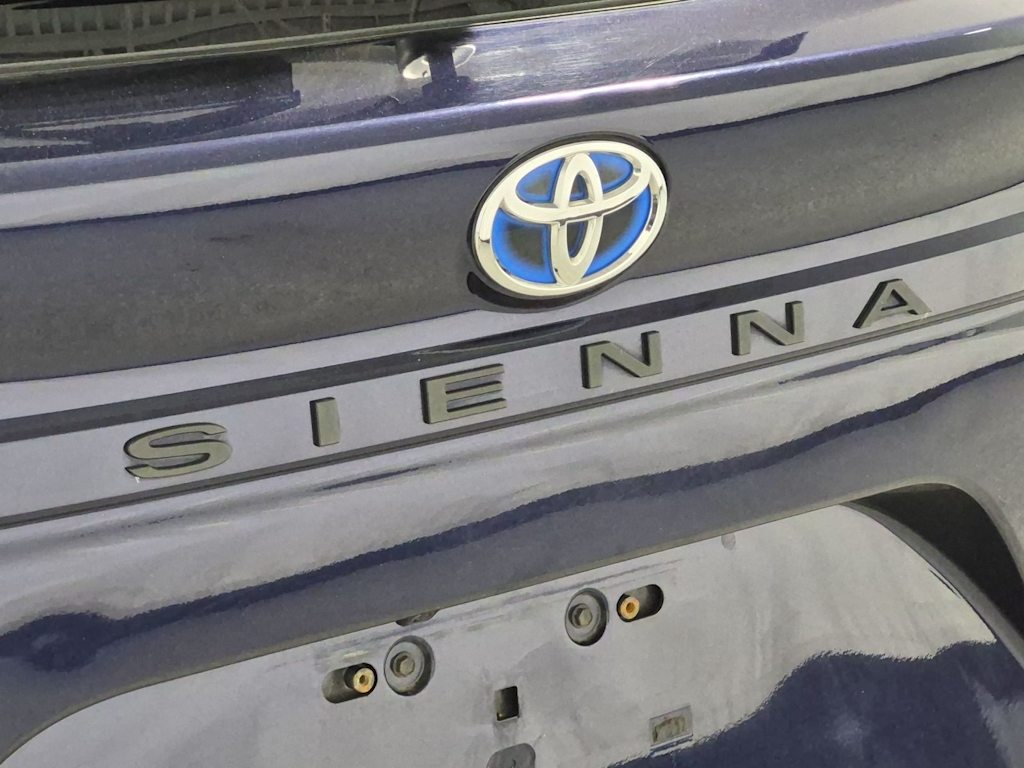 Thumbnail: 2021 Toyota Sienna - 26