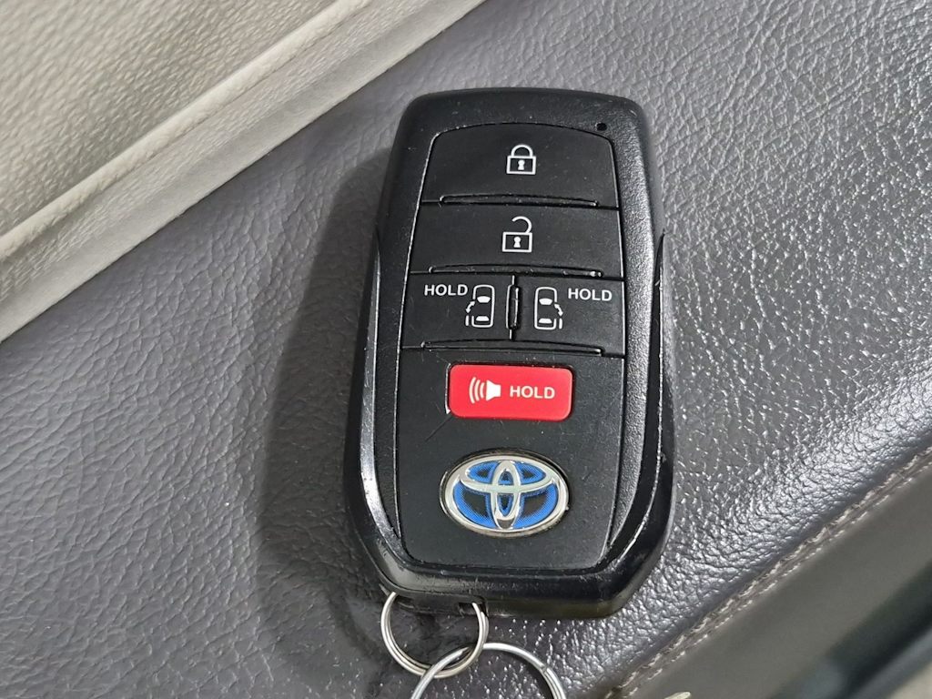 Thumbnail: 2021 Toyota Sienna - 19