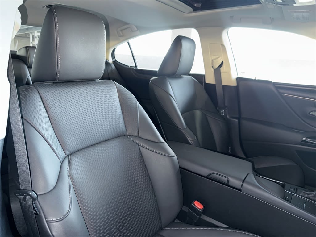 Thumbnail: 2022 Lexus ES - 12