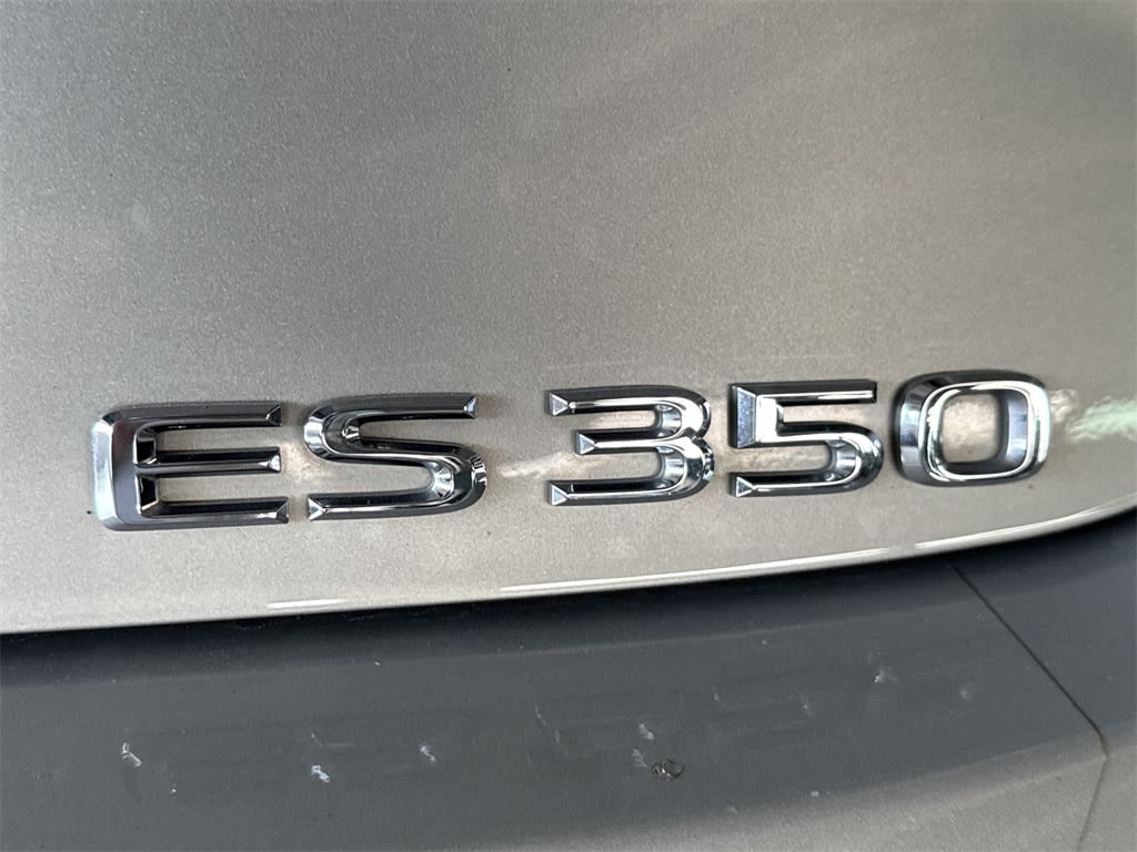 Thumbnail: 2022 Lexus ES - 7