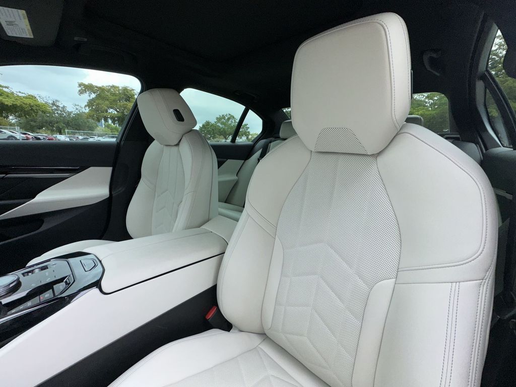 Thumbnail: 2026 BMW 5 Series - 10