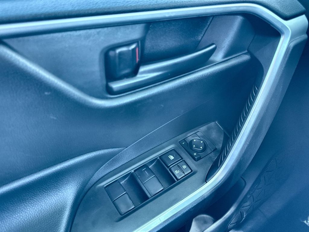 Thumbnail: 2025 Toyota RAV4 - 25