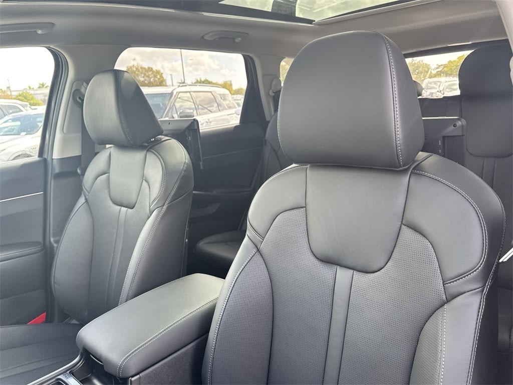 2025 Kia Sorento S 12