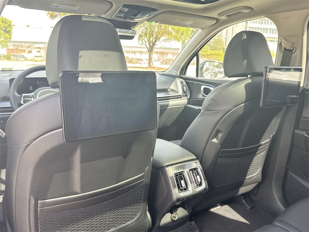 2025 Kia Sorento S 13