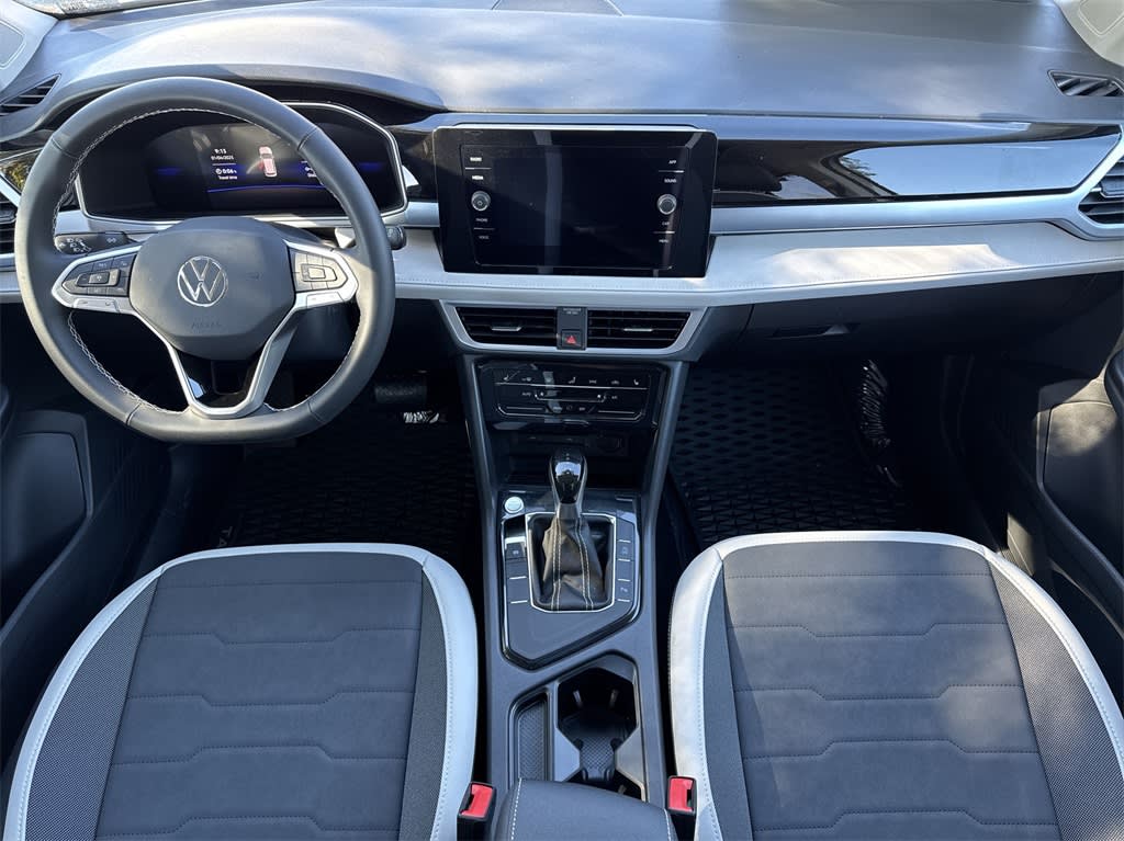 2025 Volkswagen Taos SE 10