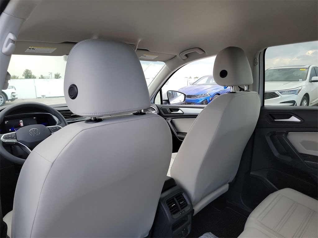 Thumbnail: 2023 Volkswagen Tiguan - 30