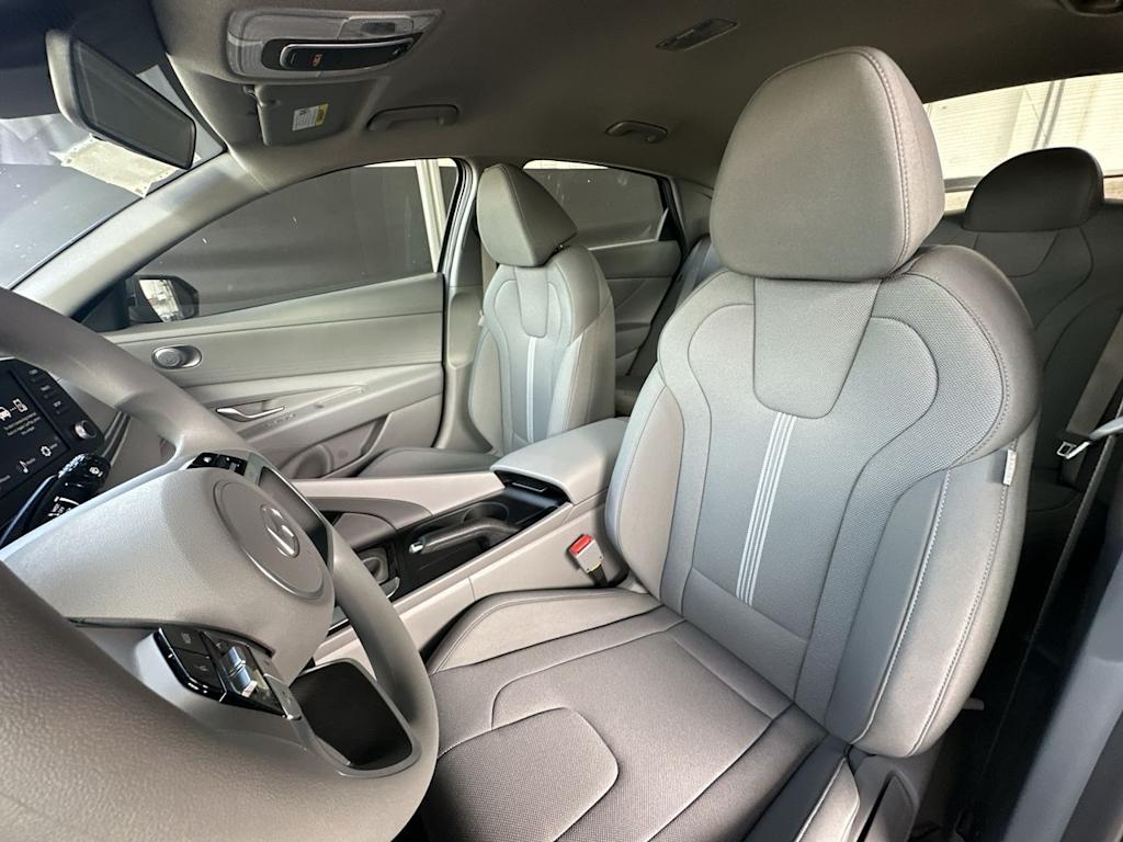 2025 Hyundai Elantra SE - Photo 10