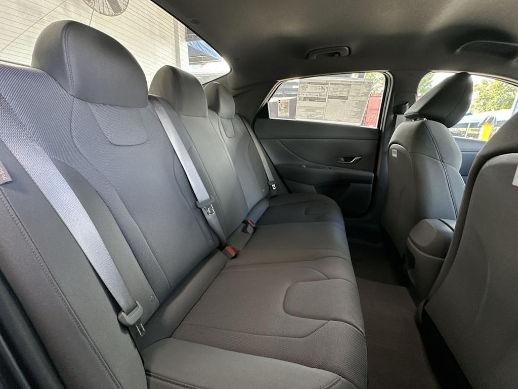 2025 Hyundai Elantra SE - Photo 27