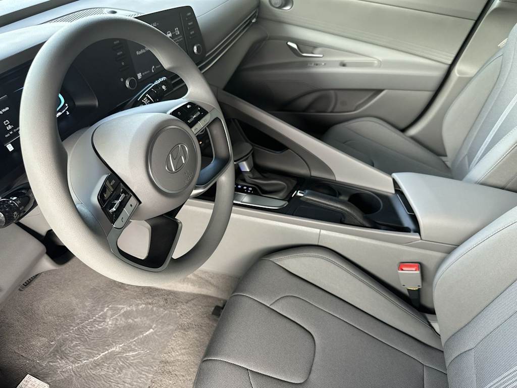 2025 Hyundai Elantra SE - Photo 9