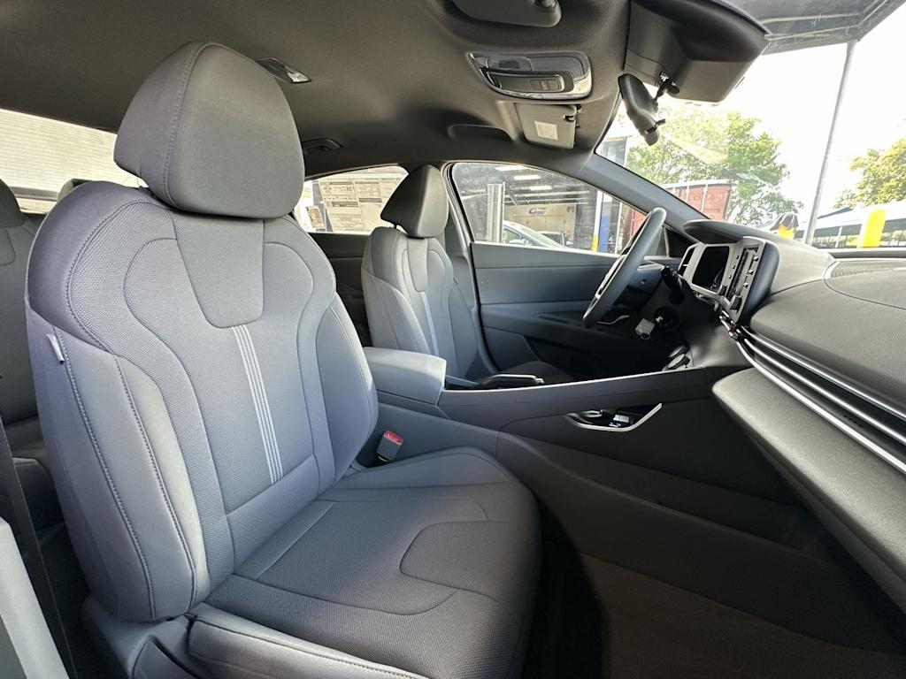 2025 Hyundai Elantra SE - Photo 28