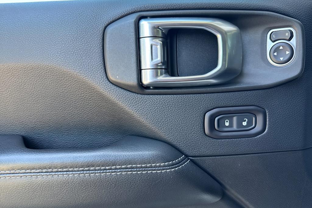 Thumbnail: 2018 Jeep Wrangler - 21