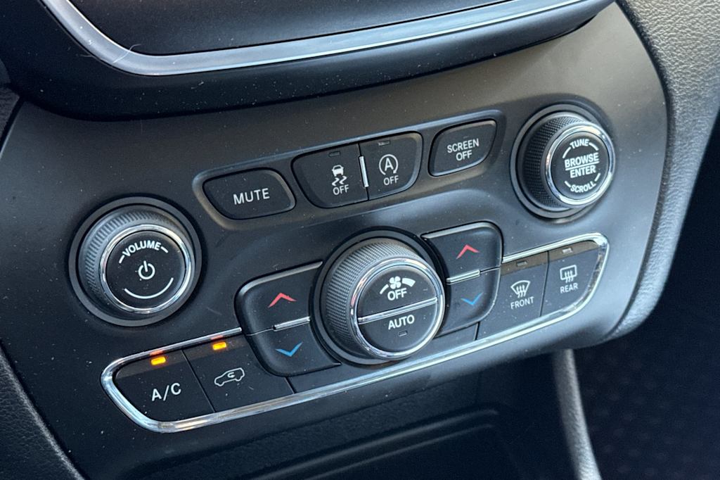 Thumbnail: 2021 Jeep Cherokee - 25