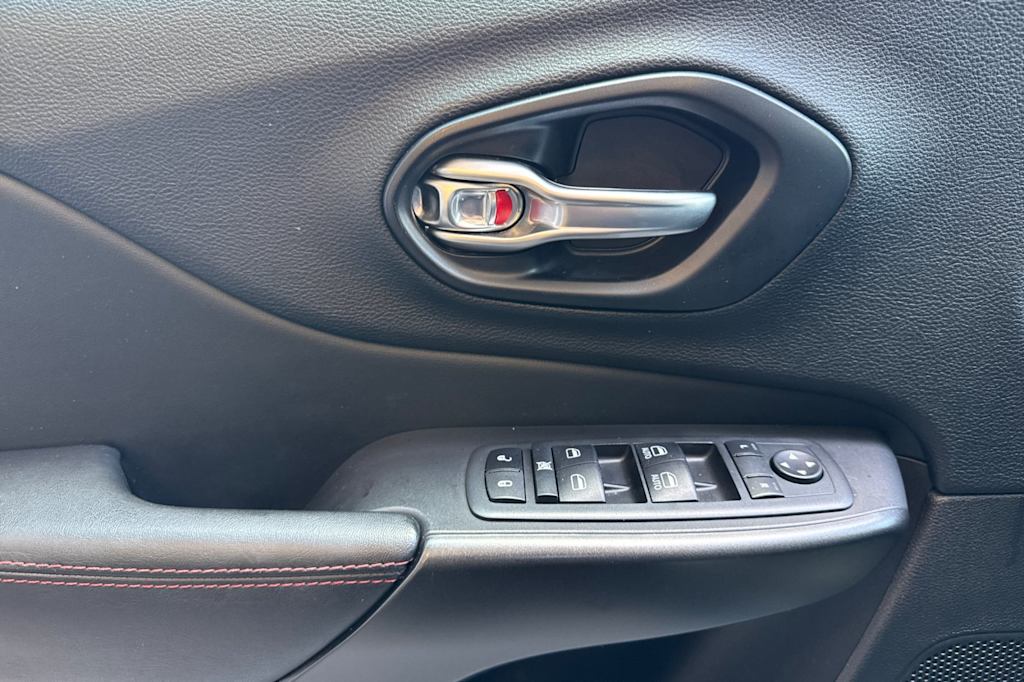 Thumbnail: 2021 Jeep Cherokee - 21