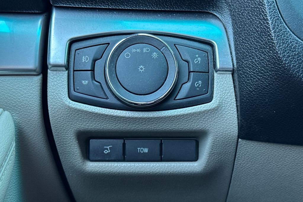 Thumbnail: 2018 Ford Explorer - 31
