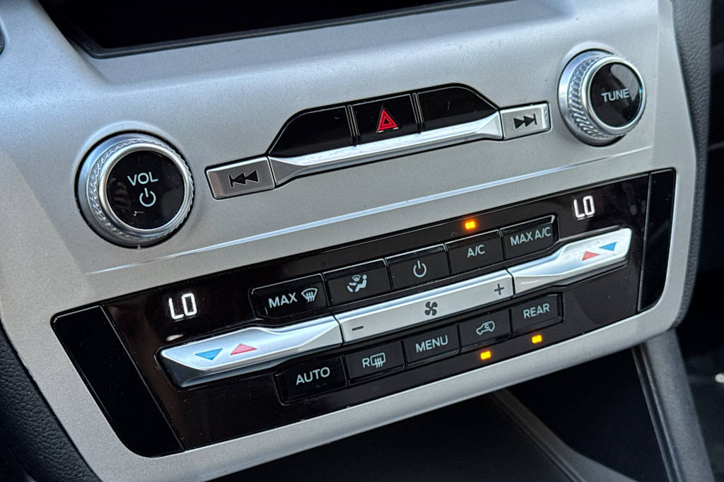 Thumbnail: 2020 Ford Explorer - 24