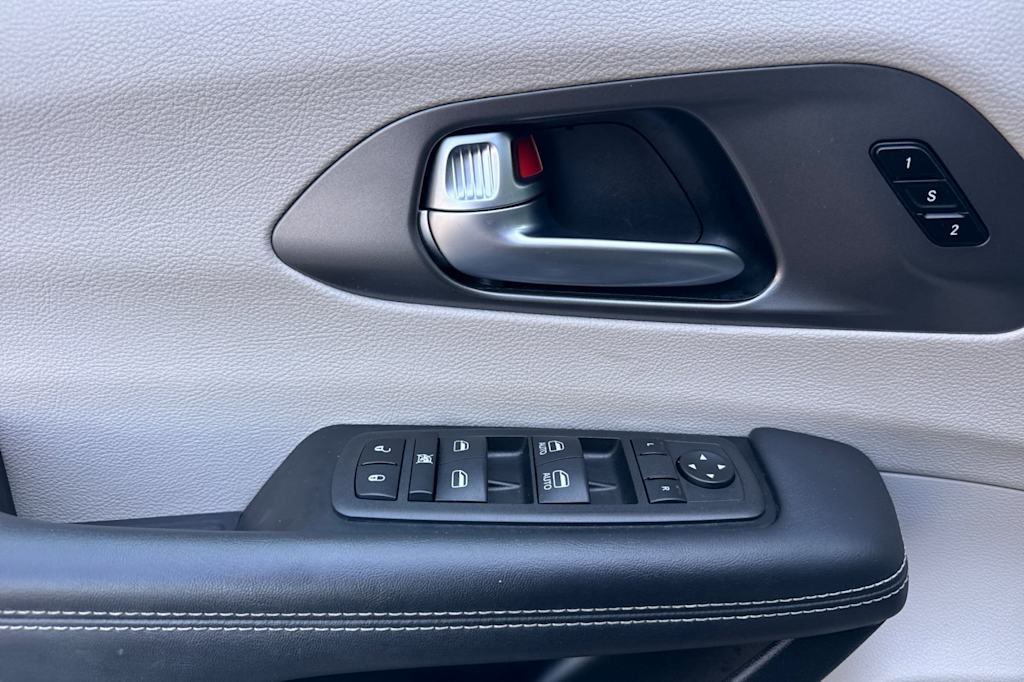 Thumbnail: 2023 Chrysler Pacifica - 20
