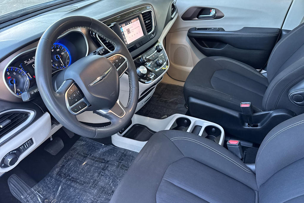 Thumbnail: 2023 Chrysler Voyager - 9