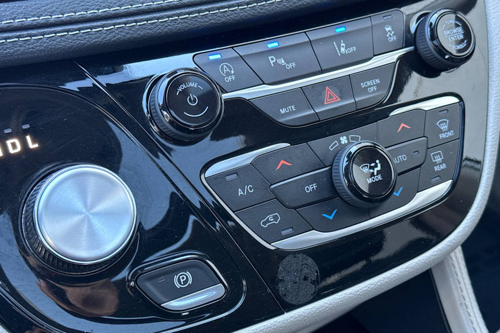 2023 Chrysler Pacifica Limited 25