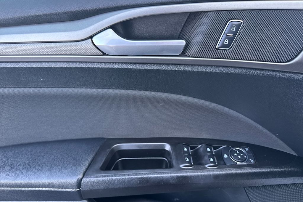 Thumbnail: 2017 Ford Fusion - 21