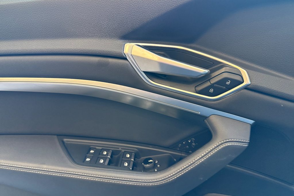 Thumbnail: 2021 Audi e-tron - 22
