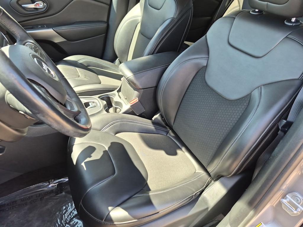 Thumbnail: 2019 Jeep Cherokee - 11
