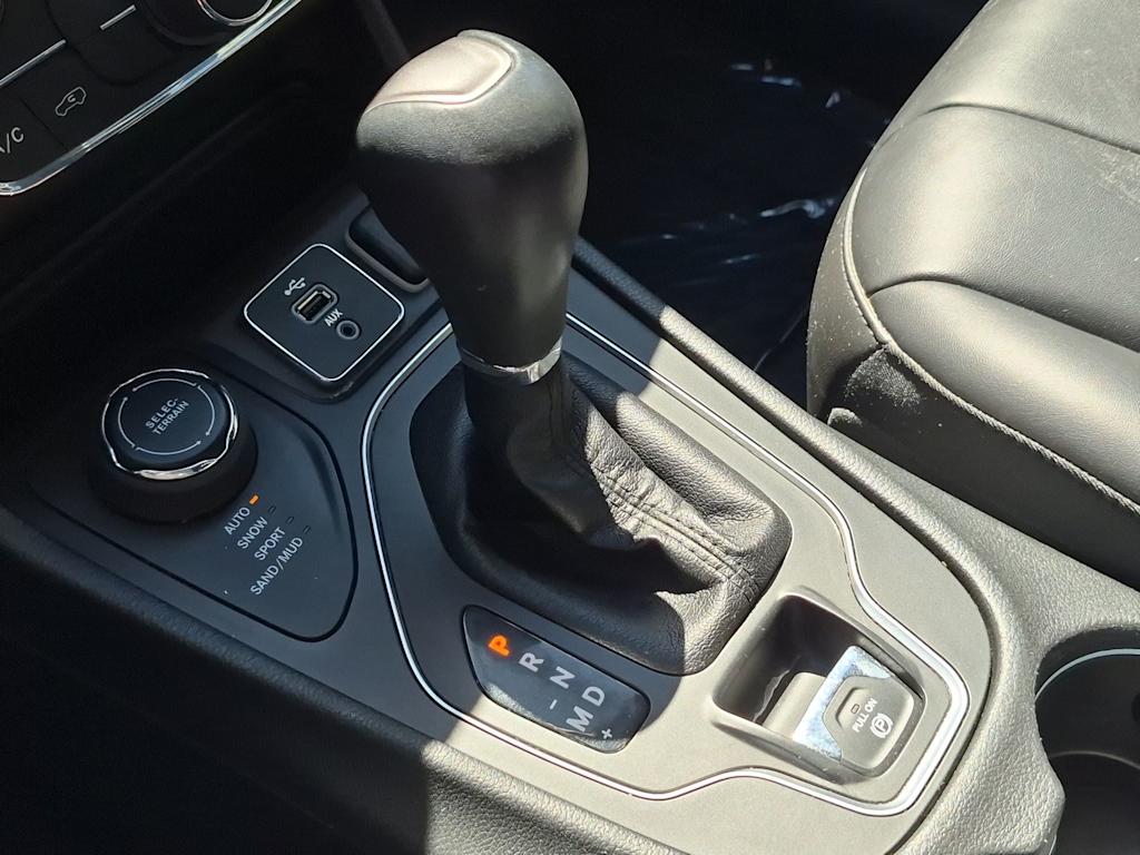 Thumbnail: 2019 Jeep Cherokee - 16