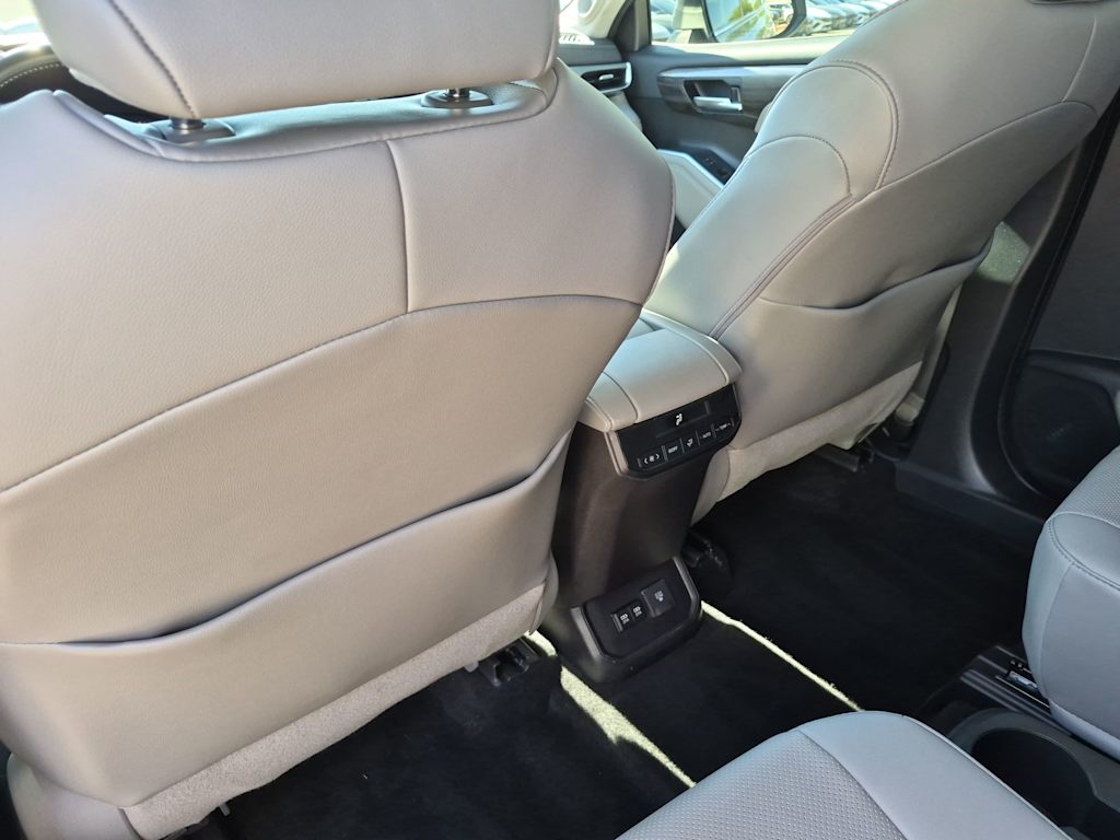 Thumbnail: 2021 Toyota Highlander - 18