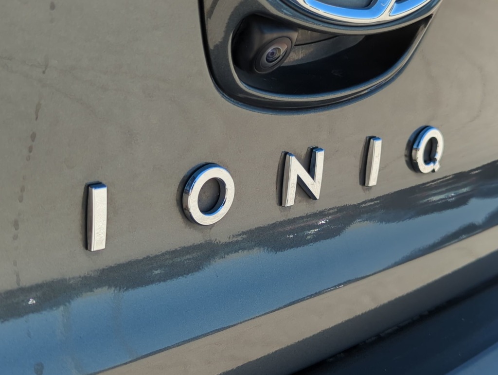 2020 Hyundai Ioniq SE 26