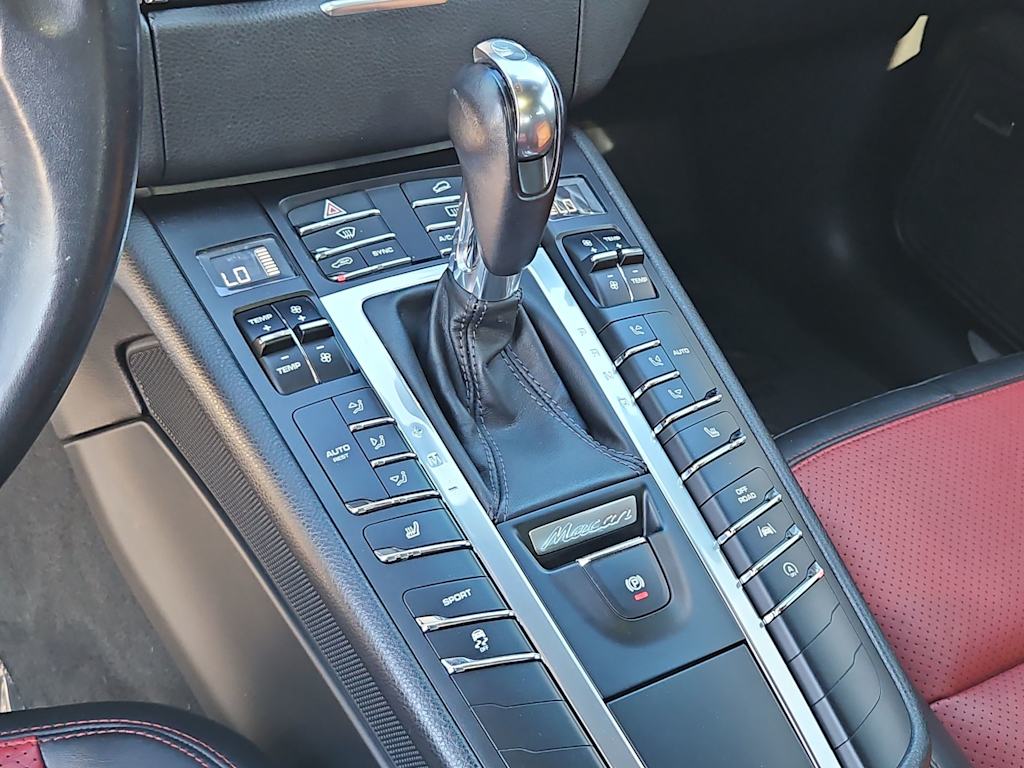 Thumbnail: 2017 Porsche Macan - 16