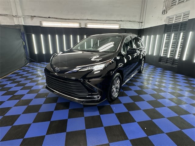 2023 Toyota Sienna XLE 12