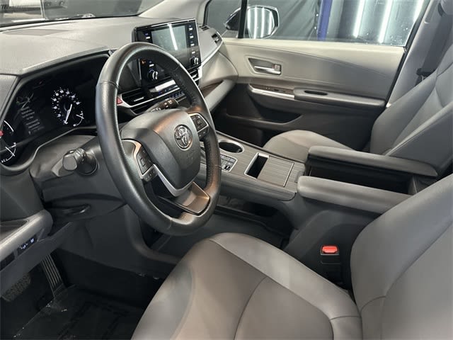 2023 Toyota Sienna XLE 2