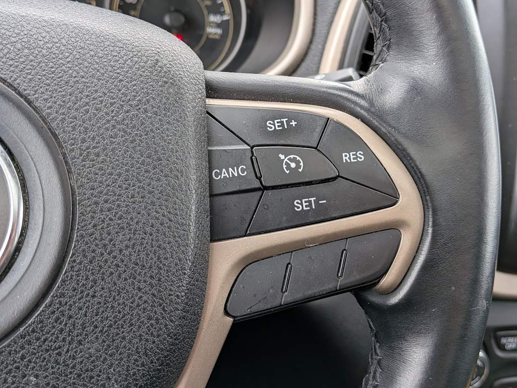 Thumbnail: 2016 Jeep Cherokee - 31