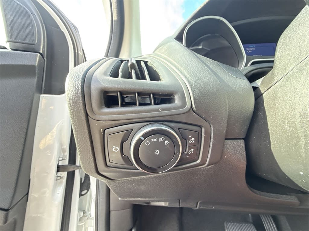 2014 Ford Focus SE 23