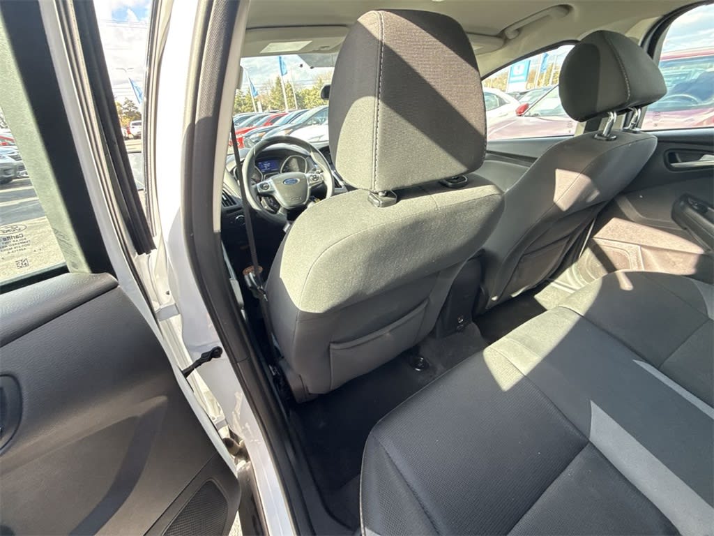 2014 Ford Focus SE 24