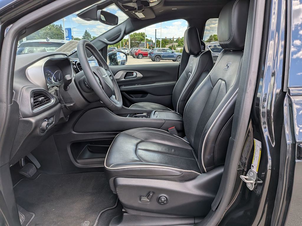 Thumbnail: 2023 Chrysler Pacifica - 10