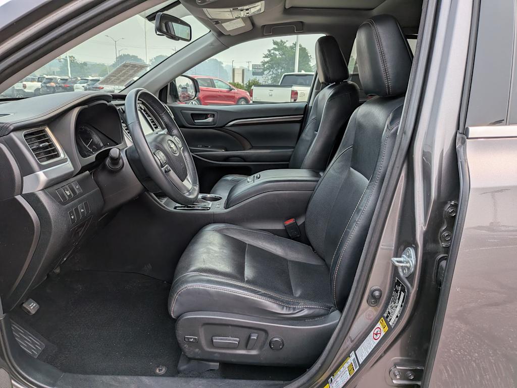 Thumbnail: 2016 Toyota Highlander - 9