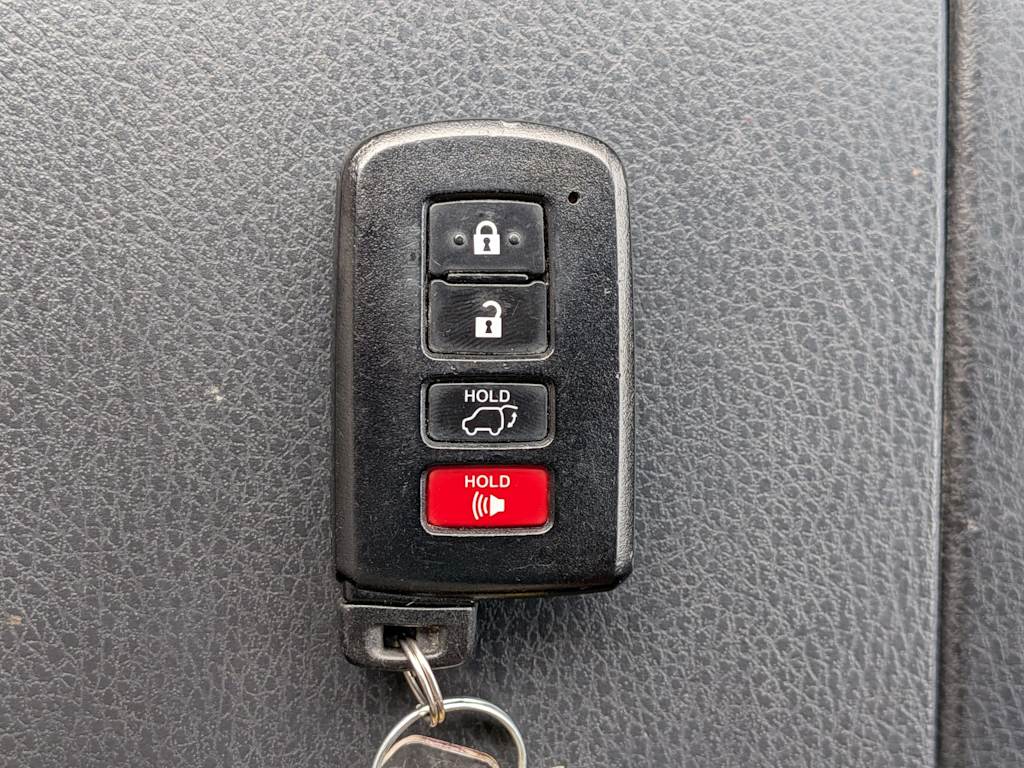 Thumbnail: 2016 Toyota Highlander - 16