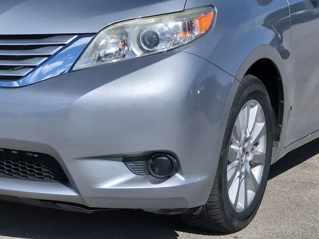 Thumbnail: 2015 Toyota Sienna - 23